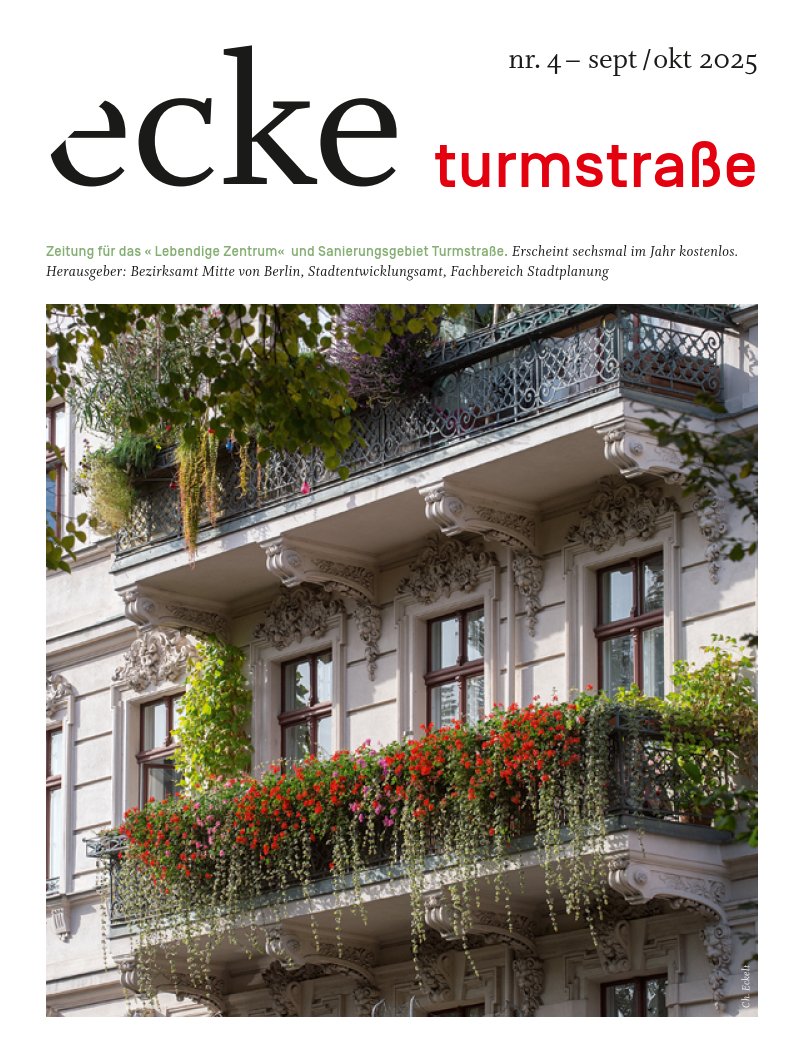 Das Cover der Stadtteilzeitung ecke turmstraße der Ausgabe 4 im Jahr 2025, zu sehen ist ein Balkon an einem gründerzeitlichen Haus mit umfangreichen Stuckverzierungen, am Balkongeländer wachsen hängende Pflanzen in grün und rot herunter