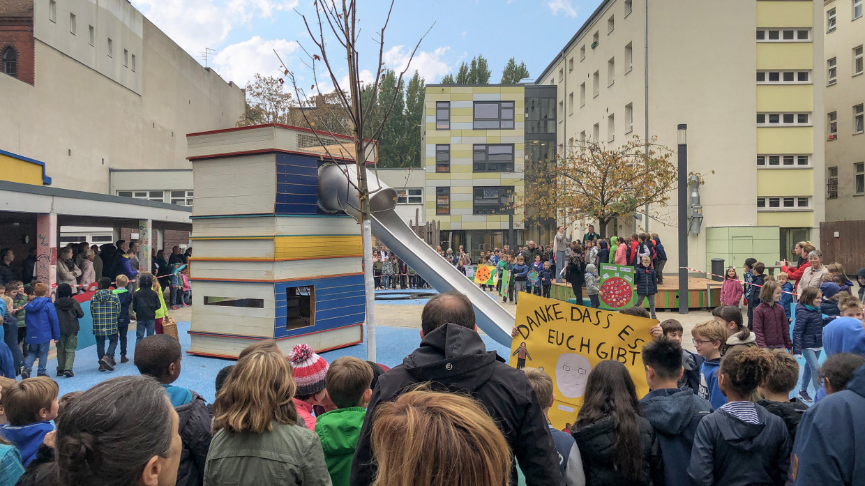 Andrang beim Bücherturm zur Übergabefeier im Oktober 2019
