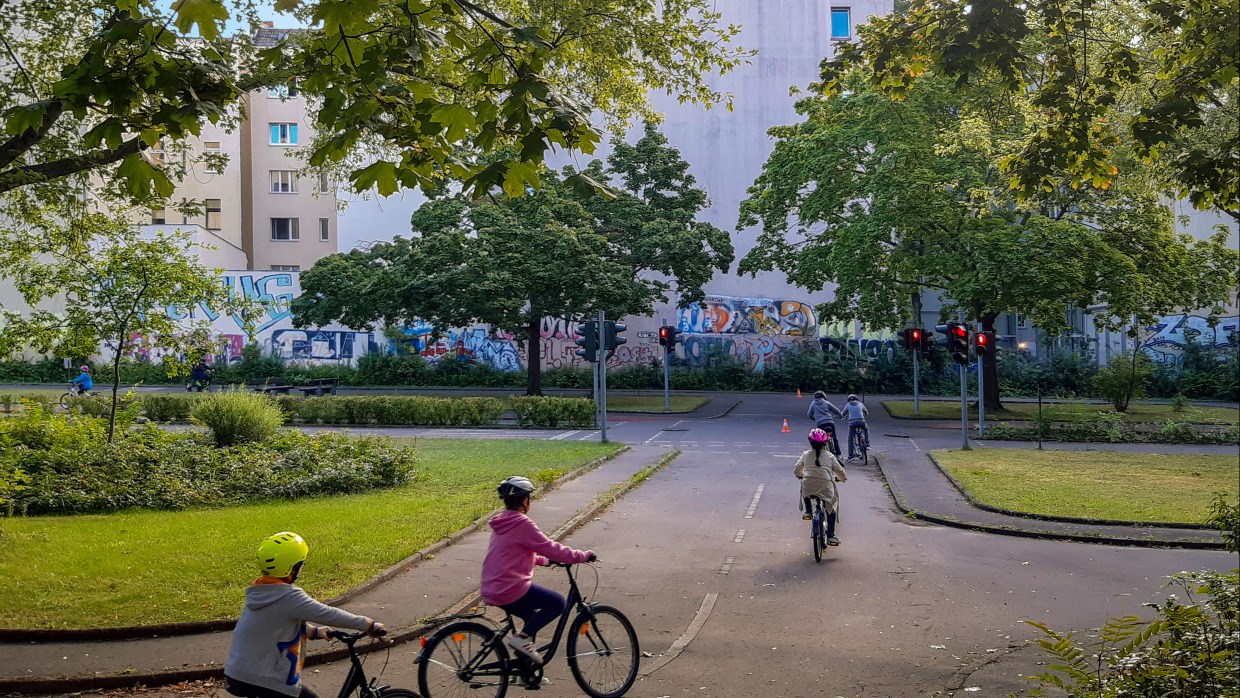 Kinder auf Fahrräder in der Jugendverkehrsschule